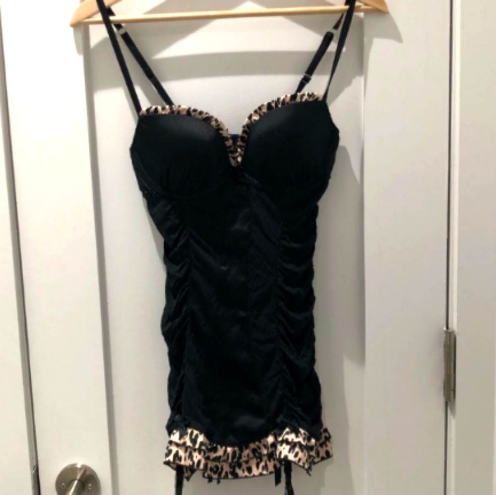 Victoria Secret 34 C lingerie w/straps 4 stockings